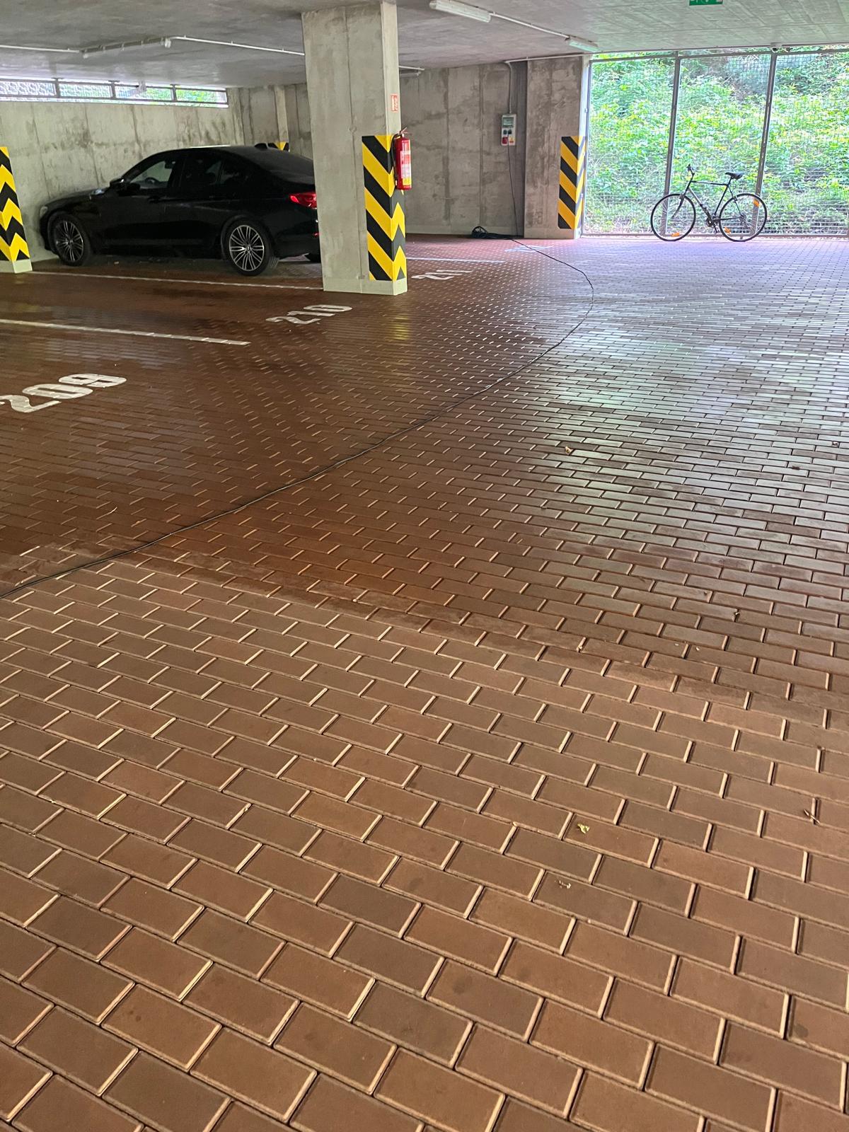 Mokré čištění dlažby v podzemní garáži