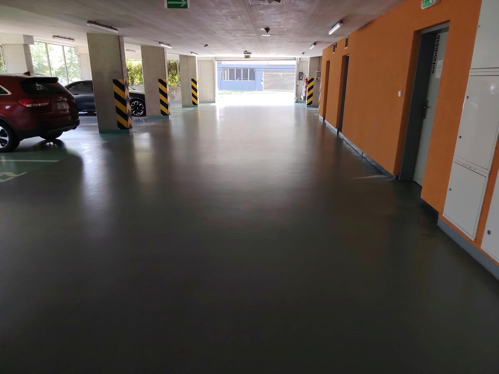 Rozlehlá garáž po dokončeném strojovém čištění